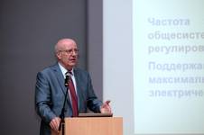 С докладом выступает Заместитель директора по управлению режимами ЕЭС А.В.Жуков